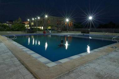 Island Tropic Hotel and Restaurant