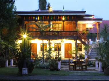 Sulyap Bed & Breakfast – Casa de Alitagtag Boutique Hotel