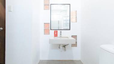 RedDoorz @ EL Runway Hotel Bulacan