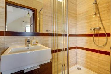 POD DEBEM Kompleks Zeglarsko-Rekreacyjny