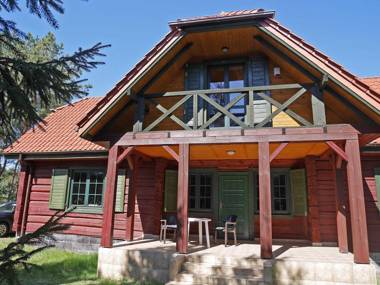 Wooden Cottage in Czarny Mlyn with garden and barbecue