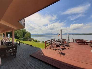 O.W. MEGA nad jeziorem