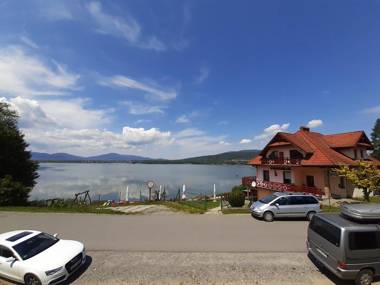 O.W. MEGA nad jeziorem