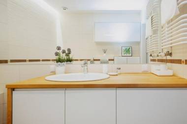 Apartments Warsaw Żelazna by Renters