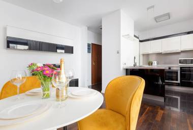 Residence on Wspólna Str. Apartment Warsaw by Renters