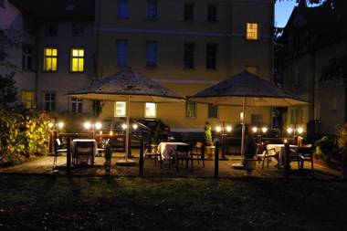 Pensjonat - Restauracja Żółty Domek