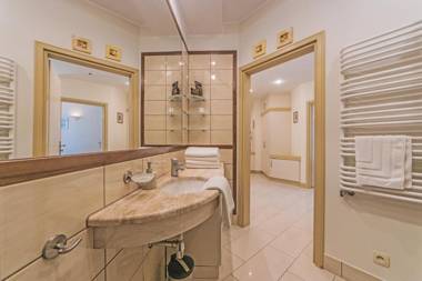 House Managers - Złota Gracja