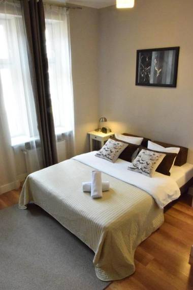 Blooms Inn & Apartments