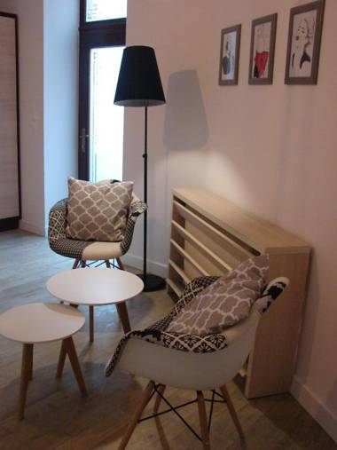 Blooms Inn & Apartments