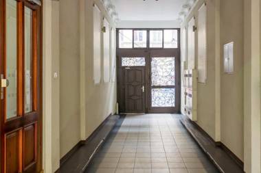 Deluxe Old Town Apartment by Renters