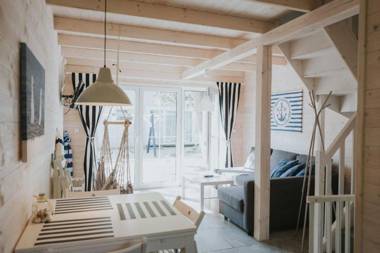 MARYNARSKIE DOMKI przy placu zabaw