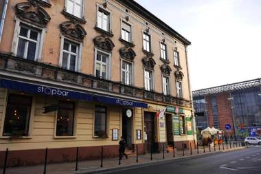 Dizzy Daisy Downtown Apartments