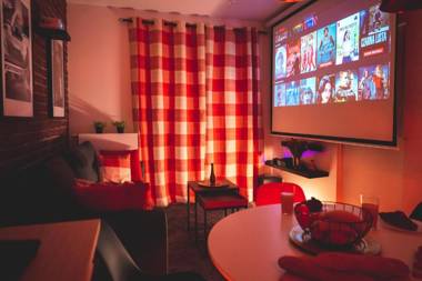 Movie Jacuzzi Apartment at the Main Station by Renters