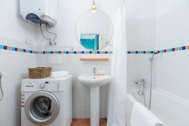 Modern Colorful Apartment in Kazimierz by Renters