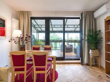 City apartment with superb location and riverside terrace adjacent