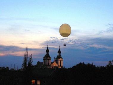 City apartment with superb location and riverside terrace adjacent