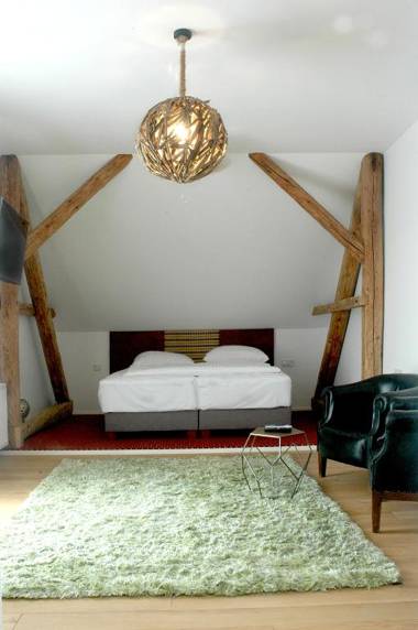 Salon Win Wine Bar & Apartments