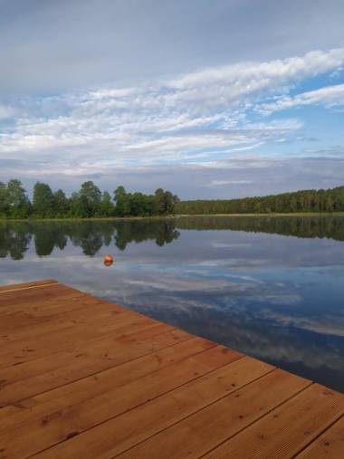 Domek nad jeziorem domek w Borach Tucholskich domek w lesie domek rodziny wczasy rodzinne prywatna plaża domki bezpośrednio nad jeziorem