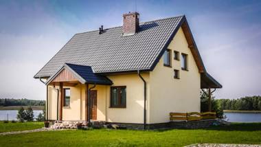 Dom w Głuszynie z linią brzegową