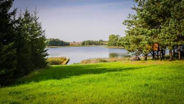 Dom w Głuszynie z linią brzegową