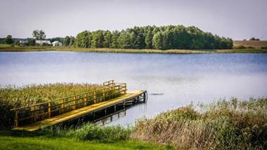 Dom w Głuszynie z linią brzegową