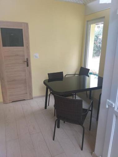 Domek K2 - Niezależny 5 osobowy - NoclegiGrodziskPL 792-535-535