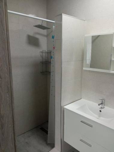 Szafir - NoclegiGrodziskPL