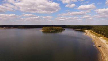 Dom na wzgórzu z widokiem na jezioro