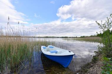 Dom na wzgórzu z widokiem na jezioro
