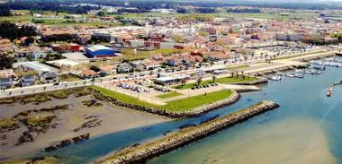 2 bedrooms house with sea view enclosed garden and wifi at Marinhas