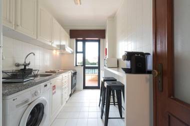 LovelyStay - Newly Decorated 2BR Flat with Free Parking