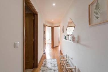 LovelyStay - 1BR Flat with Stunning Views over Porto