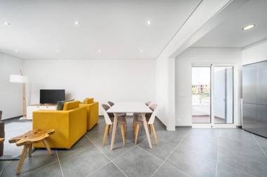 Modern Stylish 2 Bedroom Apartment Close to Amenities Cabanas