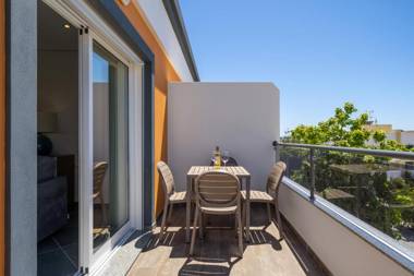 Modern Stylish 2 Bedroom Apartment Close to Amenities Cabanas
