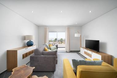 Modern Stylish 2 Bedroom Apartment Close to Amenities Cabanas