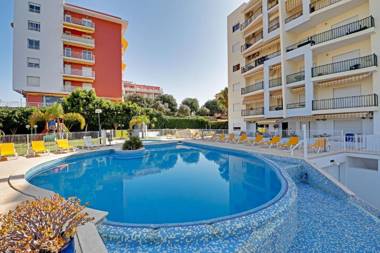 Armacao de Pera Central by Homing