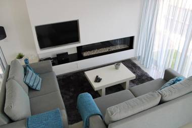 Deluxe Villa - Holiday House - By SCH