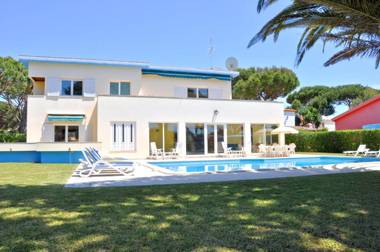 A charming cosy atmosphere greets you at this impressive villa located in...