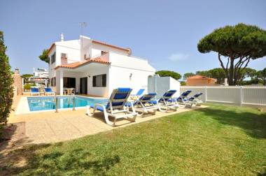 Spacious 4 bedroom villa located in its own grounds with private pool and Bbq..