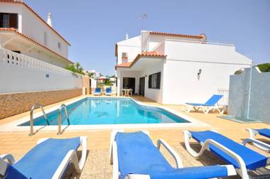Spacious 4 bedroom villa located in its own grounds with private pool and Bbq..