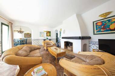 Located on a quiet Cul-de-sac just within 1 mile from the centre of Vilamoura