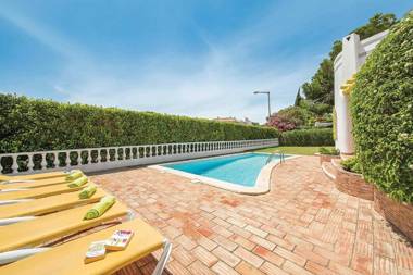 Located on a quiet Cul-de-sac just within 1 mile from the centre of Vilamoura