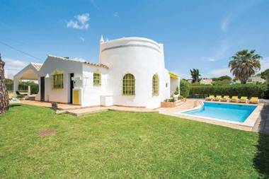 Located on a quiet Cul-de-sac just within 1 mile from the centre of Vilamoura