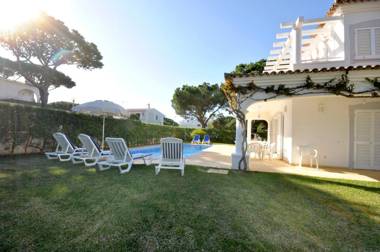 Great pool villa just a short stroll to the centre