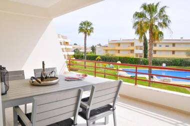 LovelyStay - 2BR Modern Pool Access Close to Marina & Beach
