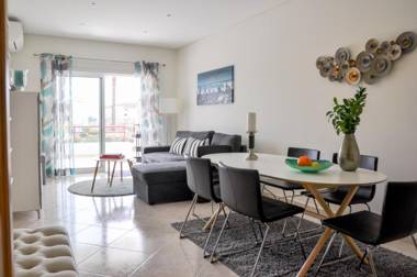 LovelyStay - 2BR Modern Pool Access Close to Marina & Beach