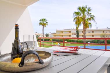 LovelyStay - 2BR Modern Pool Access Close to Marina & Beach