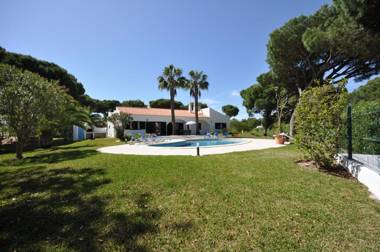 Close to amenities free air conditioning and wi-fi