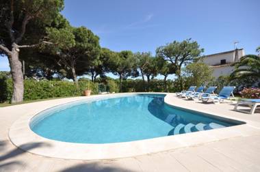 Close to amenities free air conditioning and wi-fi