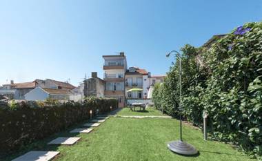BmyGuest - Almada Garden Apartment